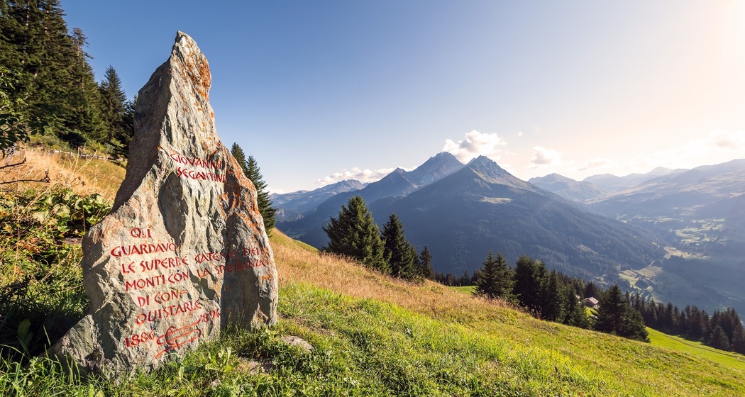 Segantini Gedenkstein oberhalb von Savognin