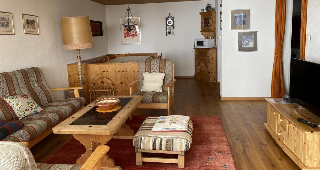 Wohnzimmer mit Essecke und Durchreiche zur Küche