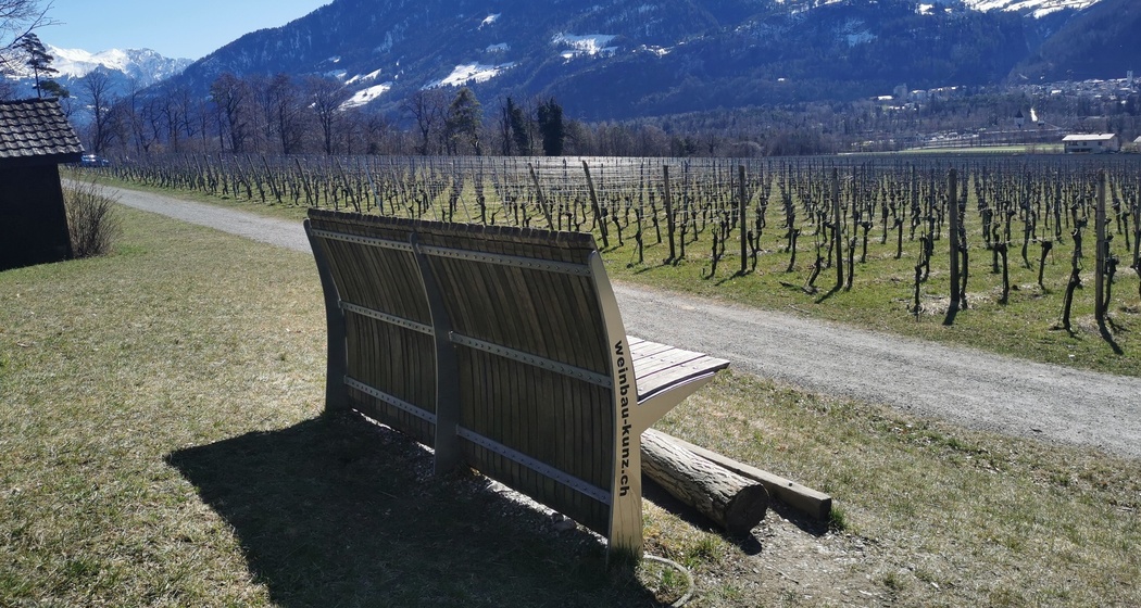 Ein weiteres Sonnenbänkli direkt neben dem Petersbrunnen