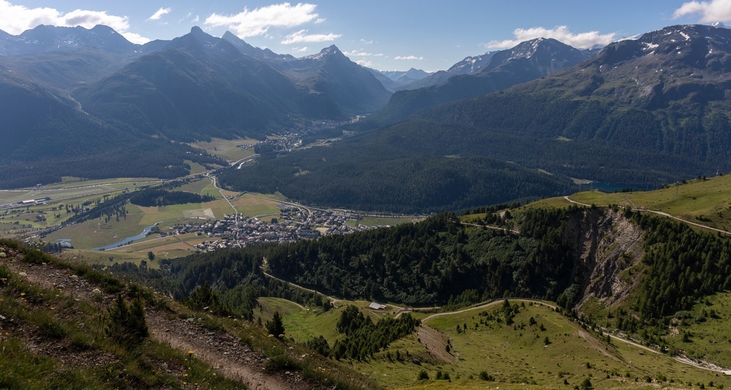 Blick runter auf die Dörfer Celerina und Pontresina