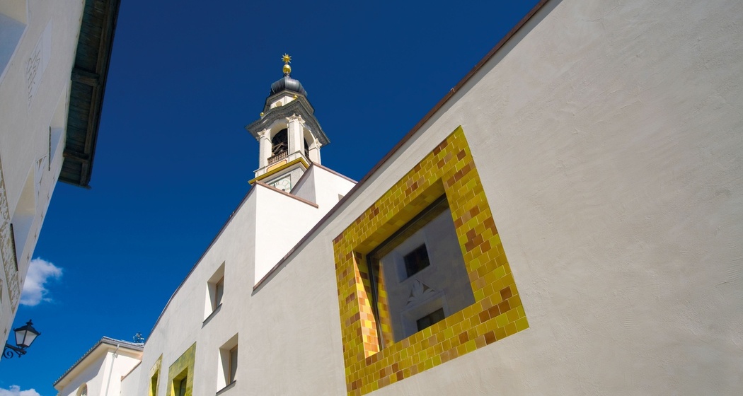 Mineralbad mit Dorfkirche