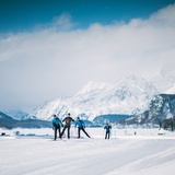 Langläufer auf der Silser Ebene. Blick Richtung Silsersee