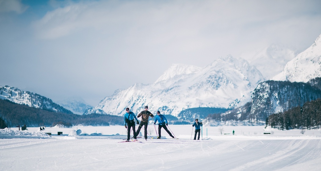 Langläufer auf der Silser Ebene. Blick Richtung Silsersee