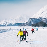Langläufer auf der Silser Ebene. Blick Richtung Silsersee