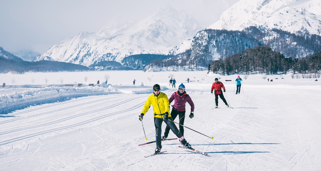 Langläufer auf der Silser Ebene. Blick Richtung Silsersee