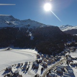 Blick von oben auf einen Teil der Rundloipe und Sils Maria