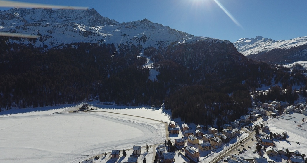 Blick von oben auf einen Teil der Rundloipe und Sils Maria