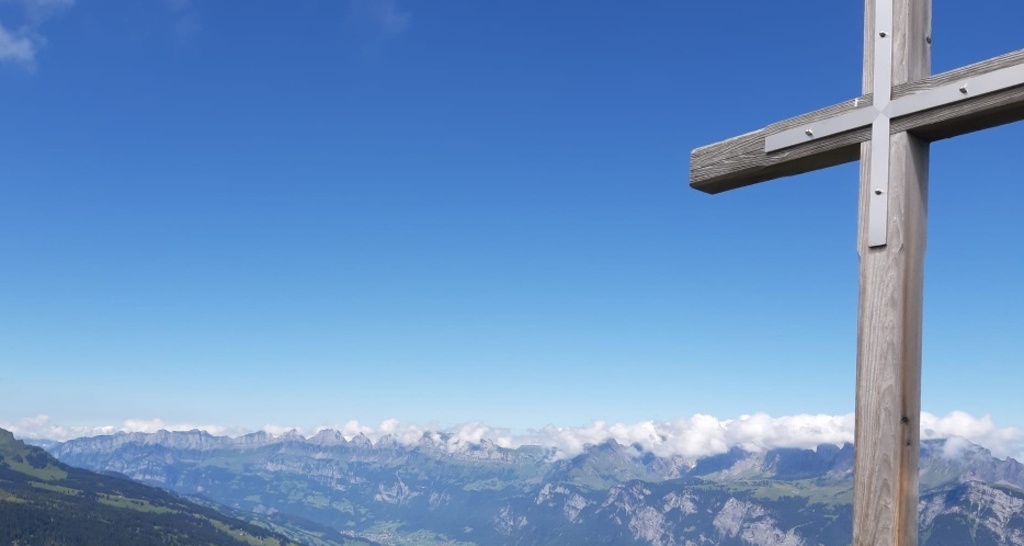 Gipfelkreuz Garmil mit Aussicht auf die Churfirsten