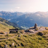 Prättigauer Höhenweg on the Jägglischhorn with view towards Klosters