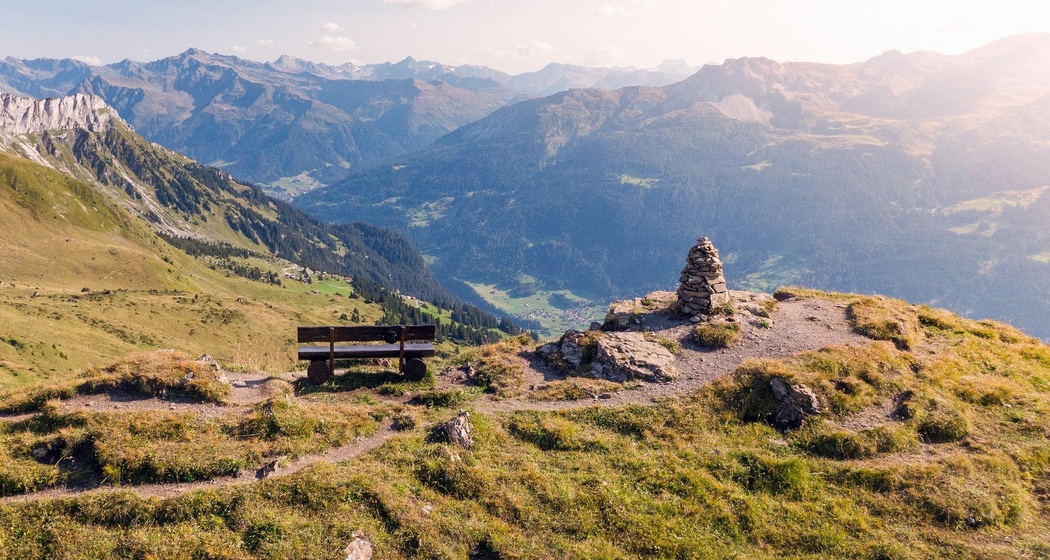 Prättigauer Höhenweg auf dem Jägglischhorn mit Sicht Richtung Klosters