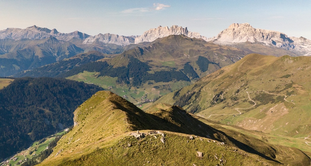 Prättigauer Höhenweg auf dem Jägglischhorn mit Sicht Richtung St. Antönien