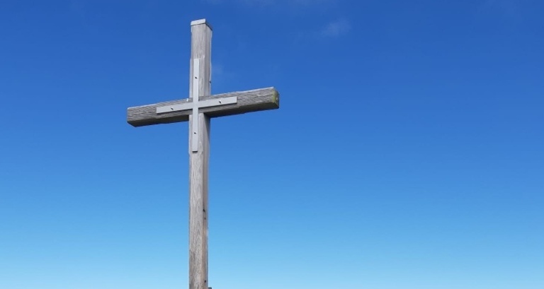 Gipfelkreuz Garmil mit Aussicht auf die Churfirsten
