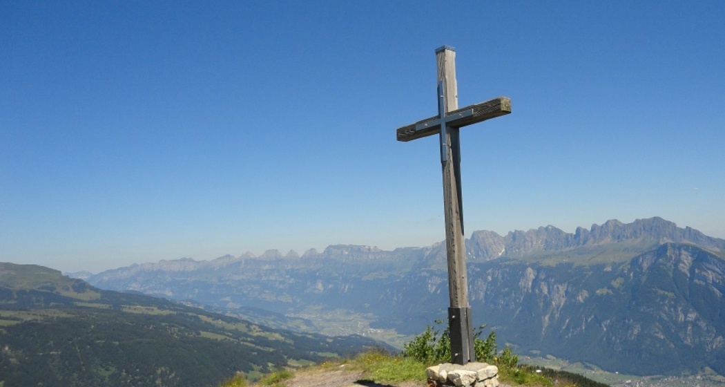 Gipfelkreuz Garmil mit Aussicht auf die Churfirsten