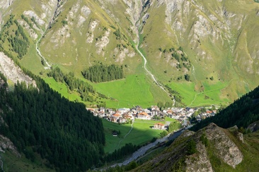 Blick zurück ins Zollfreidorf Samnaun.