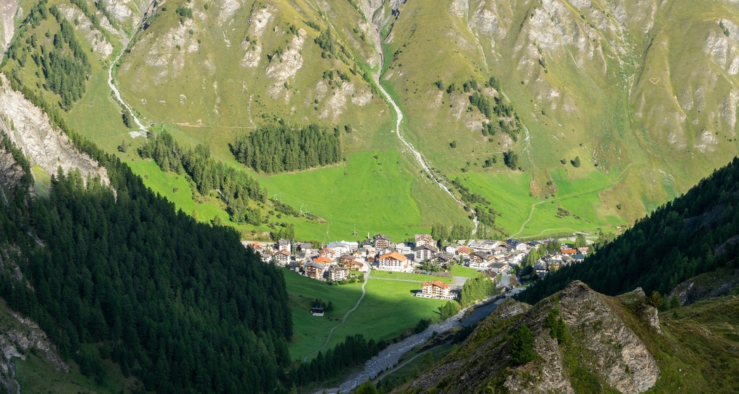 Blick zurück ins Zollfreidorf Samnaun.