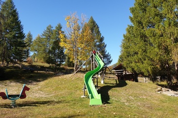 Rutschbahn auf dem Spielplatz in Sta. Maria
