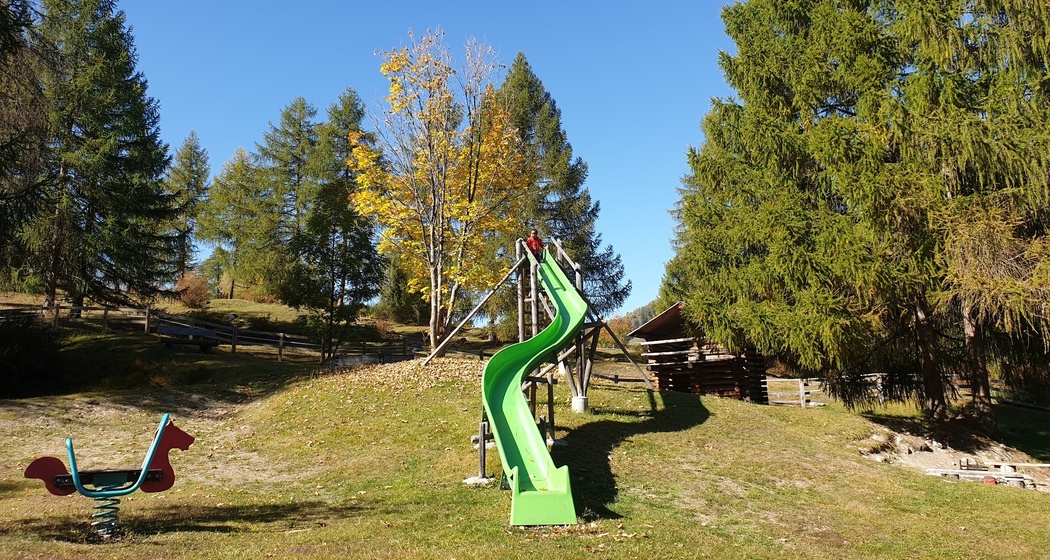 Rutschbahn auf dem Spielplatz in Sta. Maria