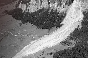 Une énorme avalanche de gravats ensevelit une partie du village de Fidaz