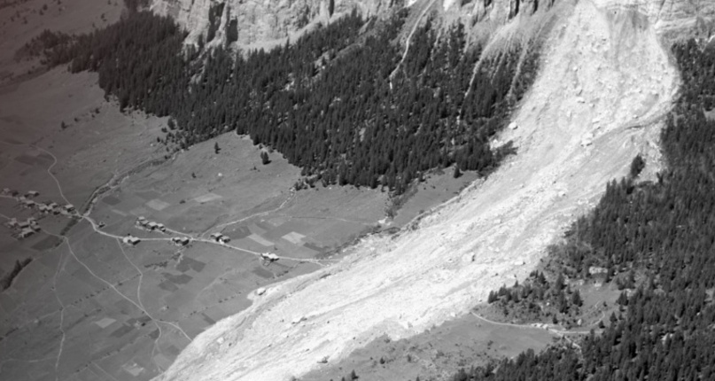 Eine riesigen Schuttlawine begräbt Teile des Dörfchens Fidaz