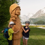 Figure en bois Gianna avec des enfants dans la plaine du Silsersee