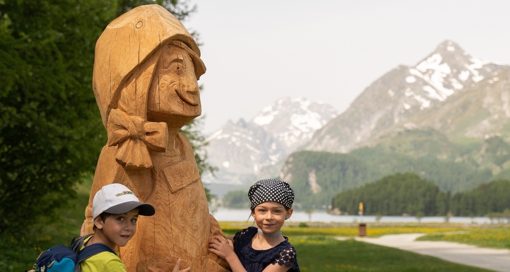 Holzfigur Gianna mit Kindern in der Silsersee Ebene
