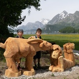 Chèvre Lumpazza avec Karl et des enfants devant la plaine de Silsersee