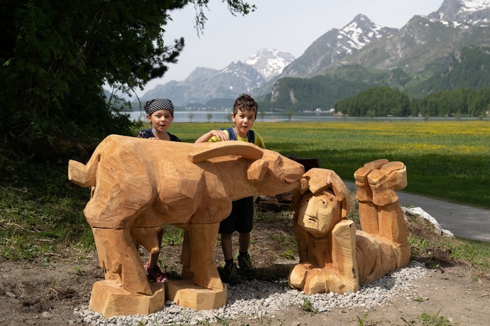 Ziege Lumpazza mit Karl und Kindern vor der Silsersee Ebene