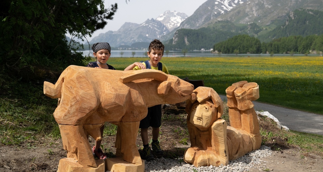 Ziege Lumpazza mit Karl und Kindern vor der Silsersee Ebene