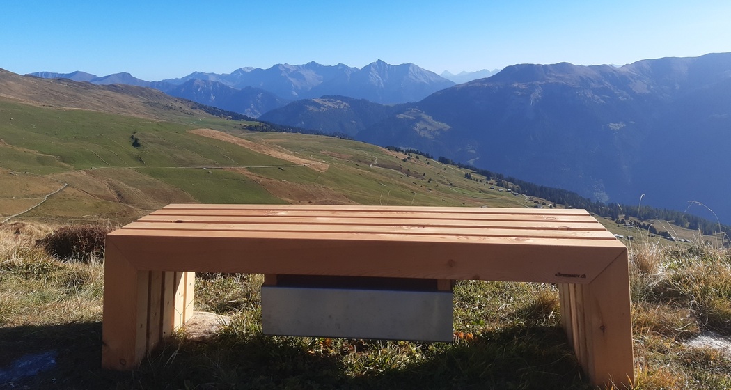Bank hoch über der Val Schons entlang Panoramaweg Schamserberg
