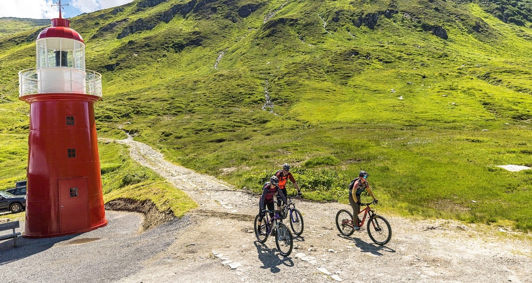 am Leutturm auf dem Oberalppass vorbei