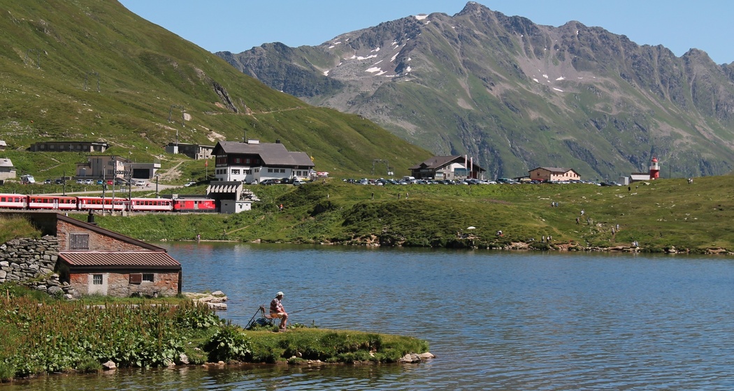 Dem Oberalpsee entlang