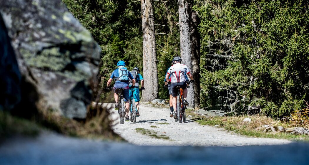 Gemütliche Alpstrassen sind typisch für diese Tour