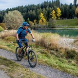 Entlang des Stausees in Brigels