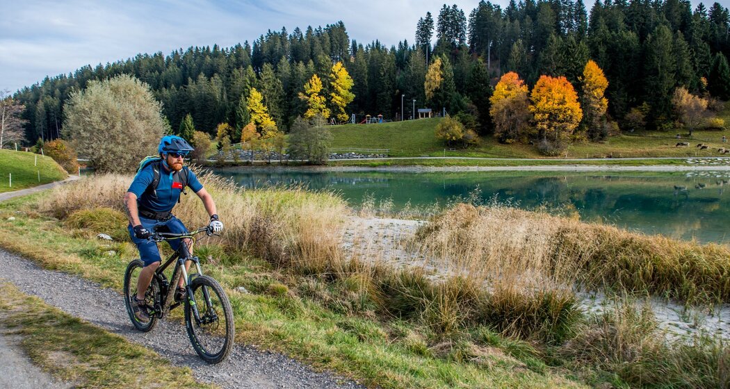 Entlang des Stausees in Brigels