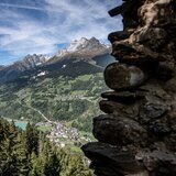 Le viste dalle rovine del castello Schwarzenstein verso i Brigelserhörner. Attraverso verso i Romanen.