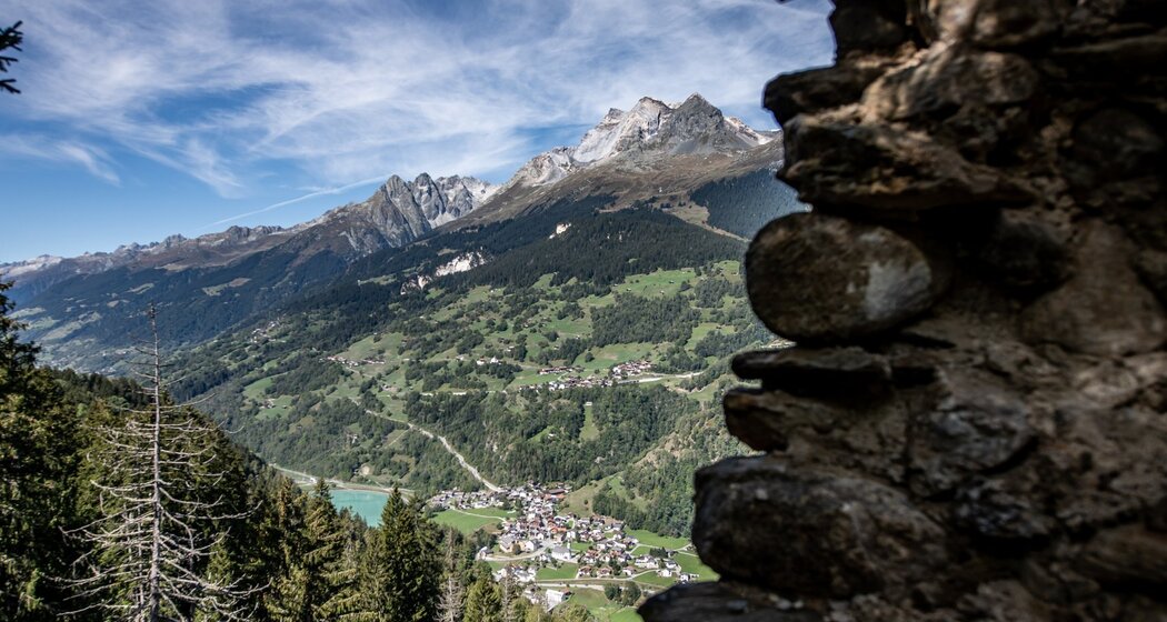 Die Aussichten von der Burgruine Schwarzenstein zu den Brigelserhörner. Rüber zu den Romanen.