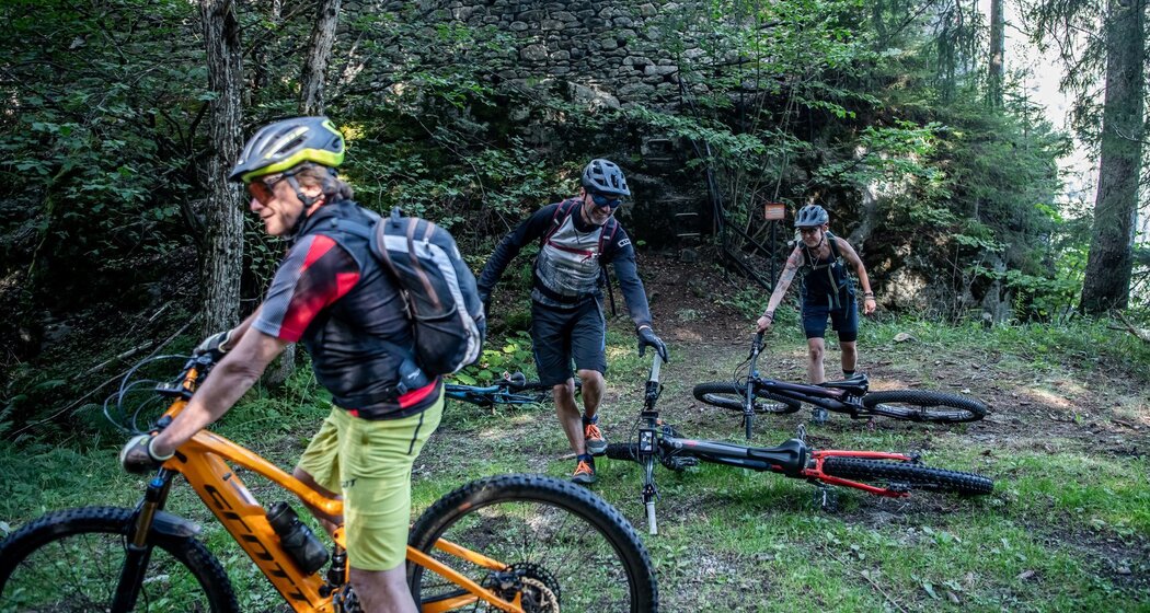 "Bike-Ablegeplatz" bei der Burgruine Schwarzenstein.