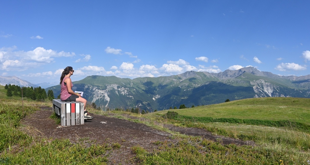 Beobachtungsbank beim Libi mit Aussicht in die Val Schons
