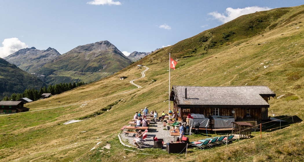 Mit Kinderwagen Tschamut-Milez-Sedrun (oua_601280128_image)