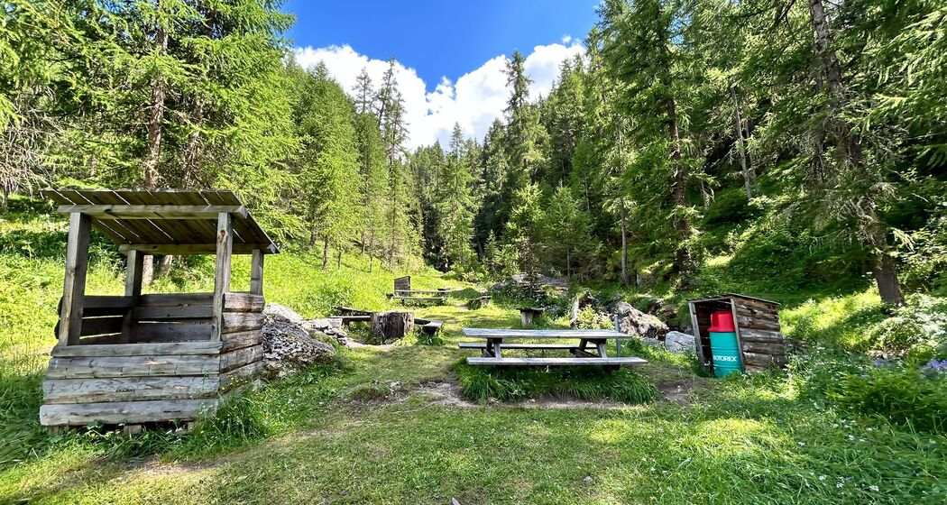 Feuerstelle beim Wasserfall Arpiglia Bach (oua_601282529_image)