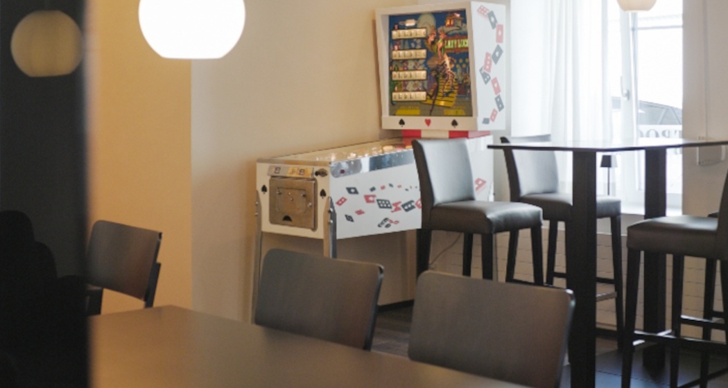 Strocla Bar inn mit Flipperkasten