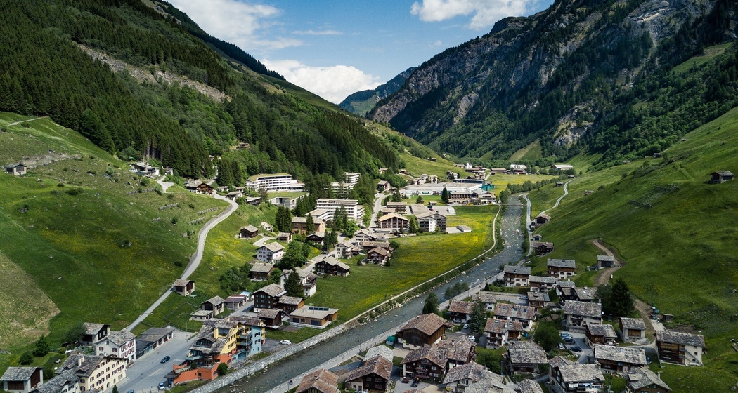 Blick auf Valser Rhein mit Dammweg