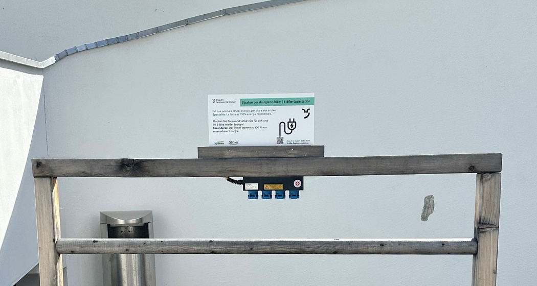 Ladestation beim Familienbad (oua_602572612_image)