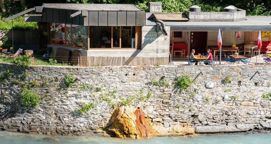 Quelltuff der Sfondraz-Quelle – Café Büvetta Sfondraz