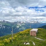 Panchina lungo il percorso panoramico Schamserberg presso l'Alp digl obrist