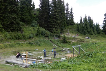 Feuerstelle und Naturspielplatz