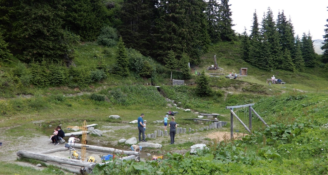 Feuerstelle und Naturspielplatz