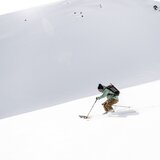 Abfahrt im Tiefschnee