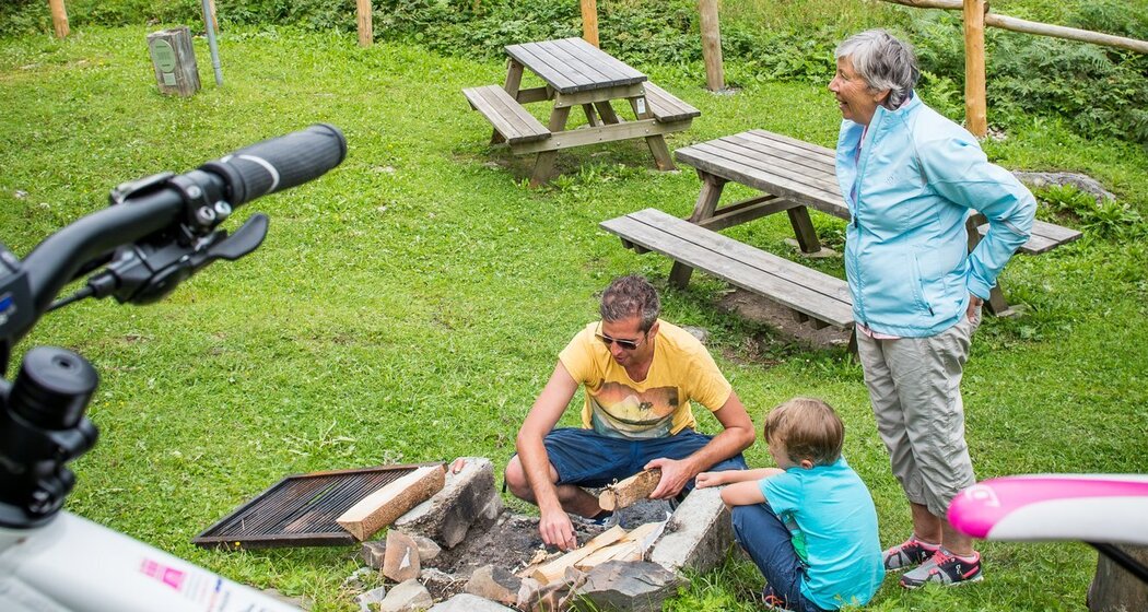 Auf leicht erhöhter Lage mit Sicht auf den See und die umliegenden Berge