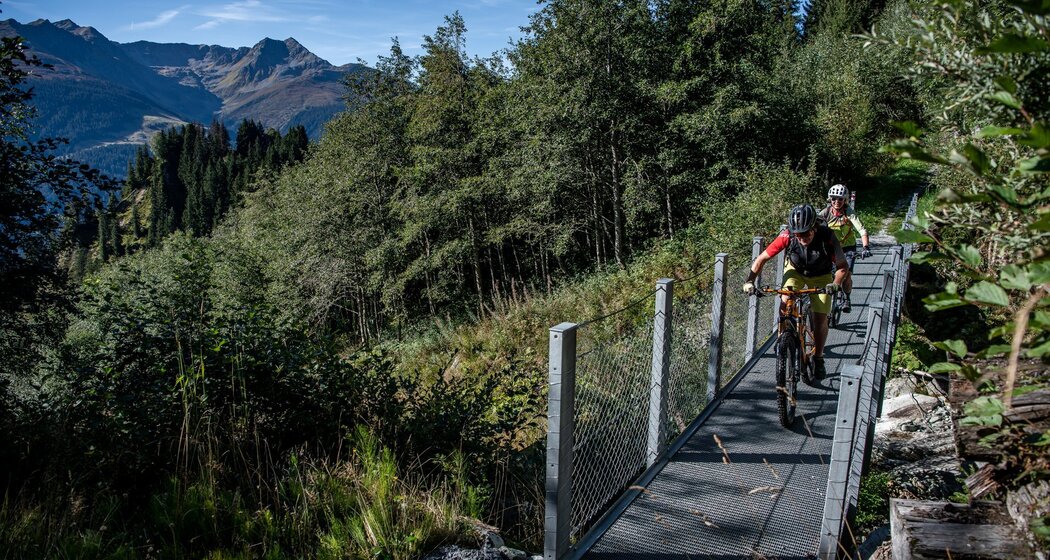 Schmale Brücke kurz nach Plaids